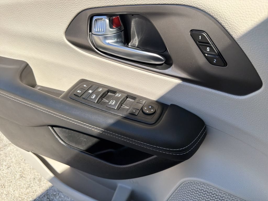 Used 2024 Chrysler Pacifica Touring-L FWD image 23