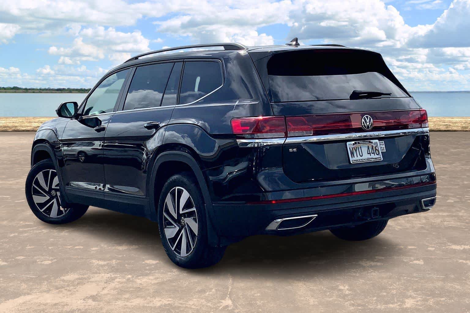 Used 2024 Volkswagen Atlas SE w/ Panoramic Sunroof Package FWD image 4