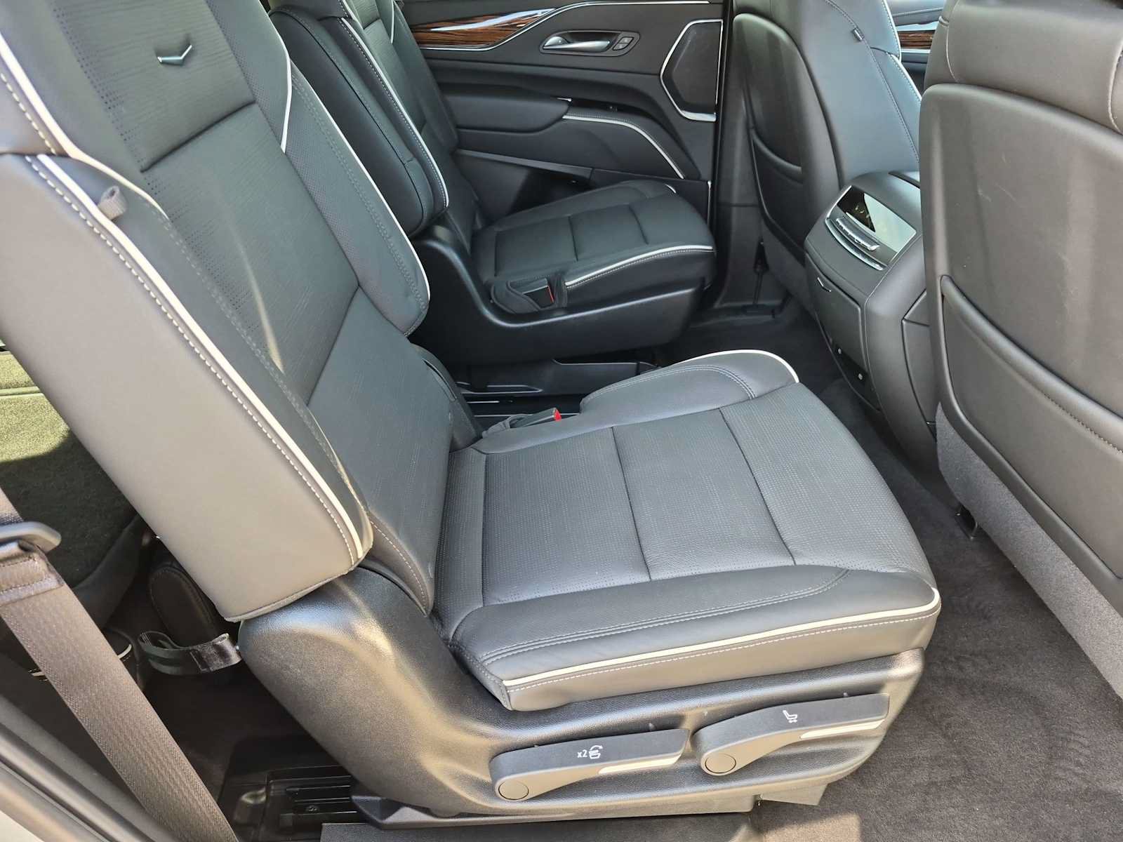 Used 2024 Cadillac Escalade Premium Luxury w/ Performance Package AWD/4WD image 21