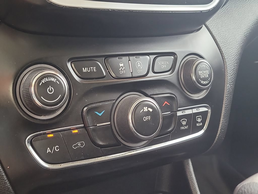 Used 2020 Jeep Cherokee Latitude AWD/4WD image 25