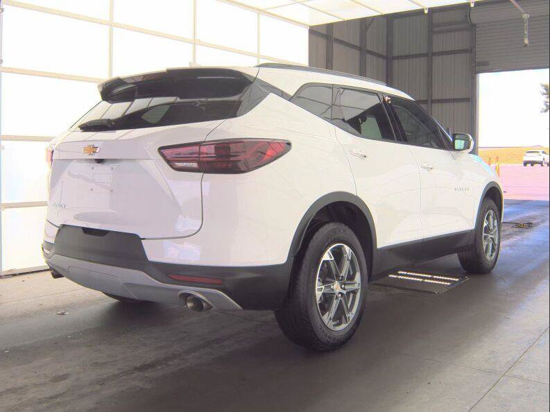 Used 2024 Chevrolet Blazer LT FWD image 2