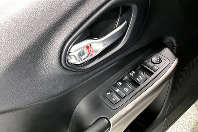 Used 2019 Jeep Cherokee Latitude Plus w/ Cold Weather Group AWD/4WD image 43