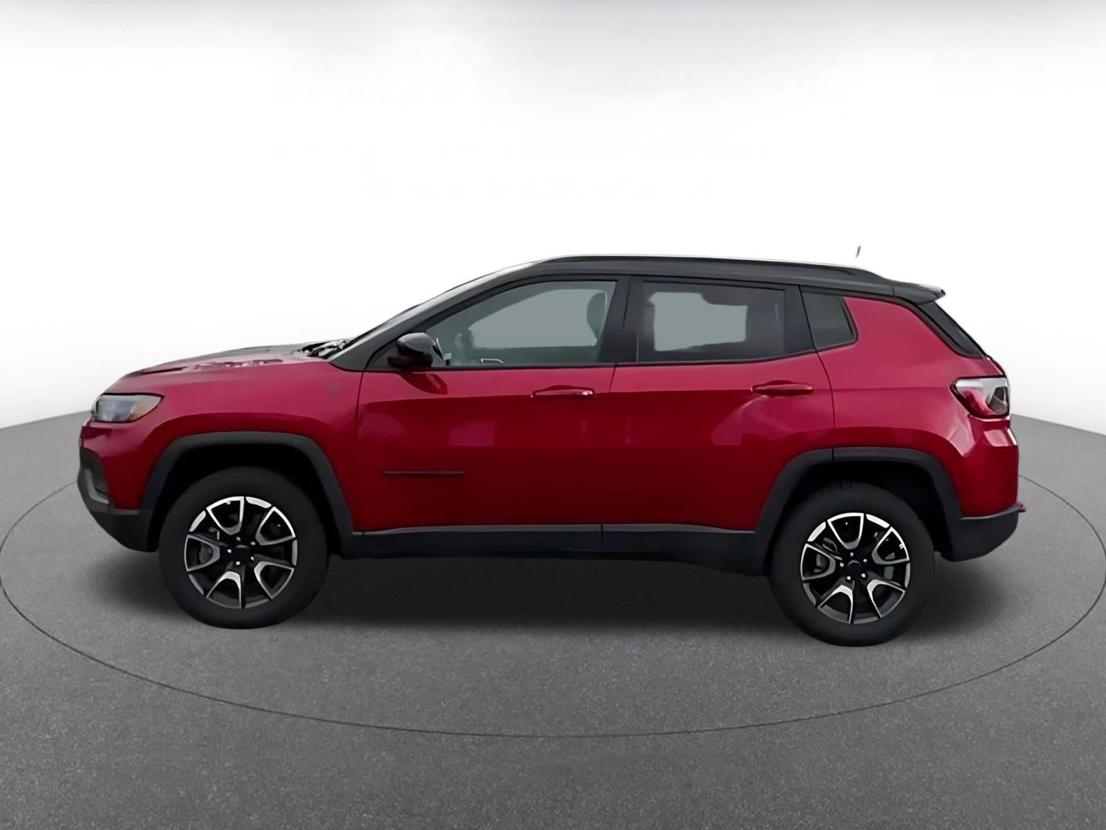 Used 2025 Jeep Compass Trailhawk image 4