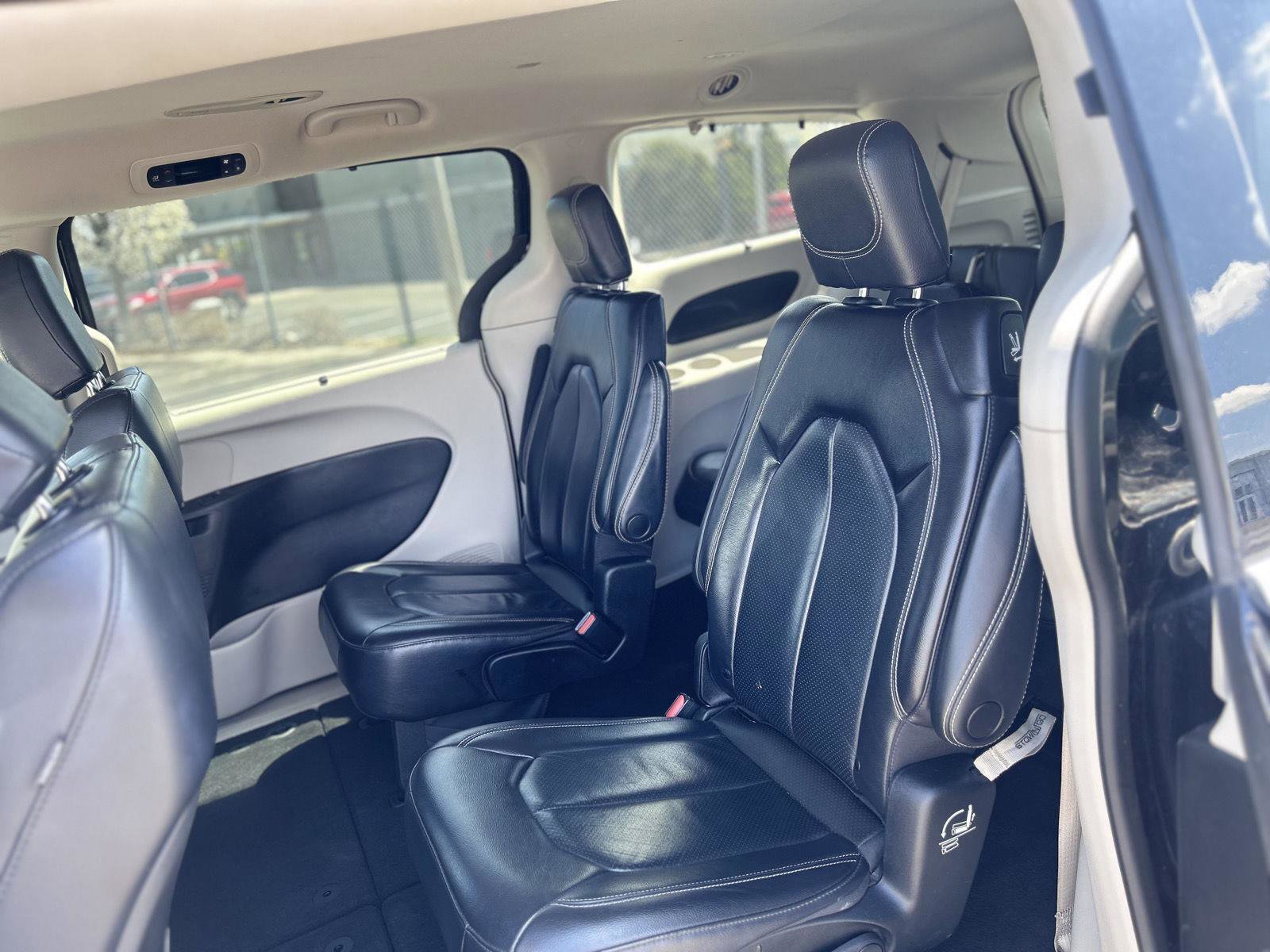 Used 2022 Chrysler Pacifica Touring-L FWD image 14