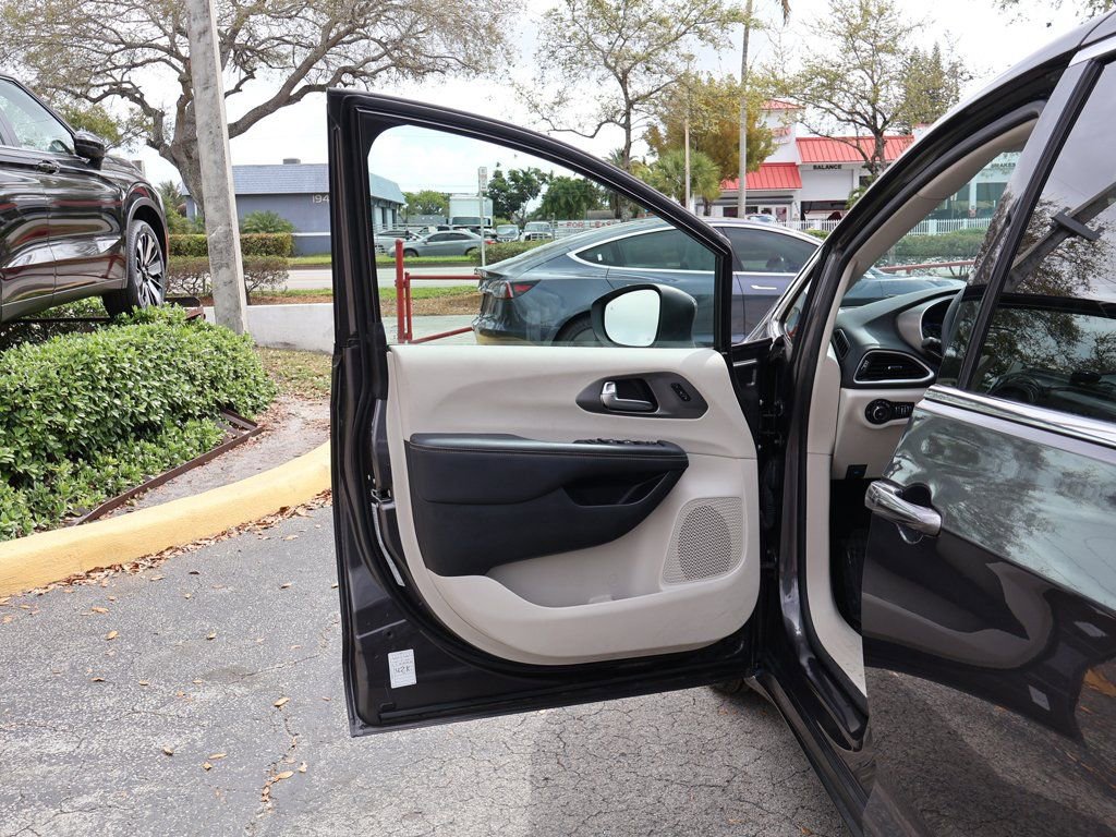 Used 2023 Chrysler Pacifica Touring-L FWD image 23