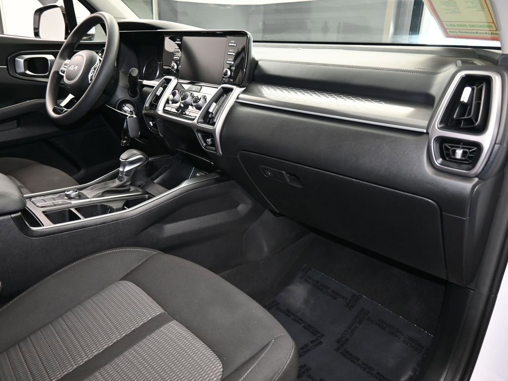 Used 2023 Kia Sorento LX image 40