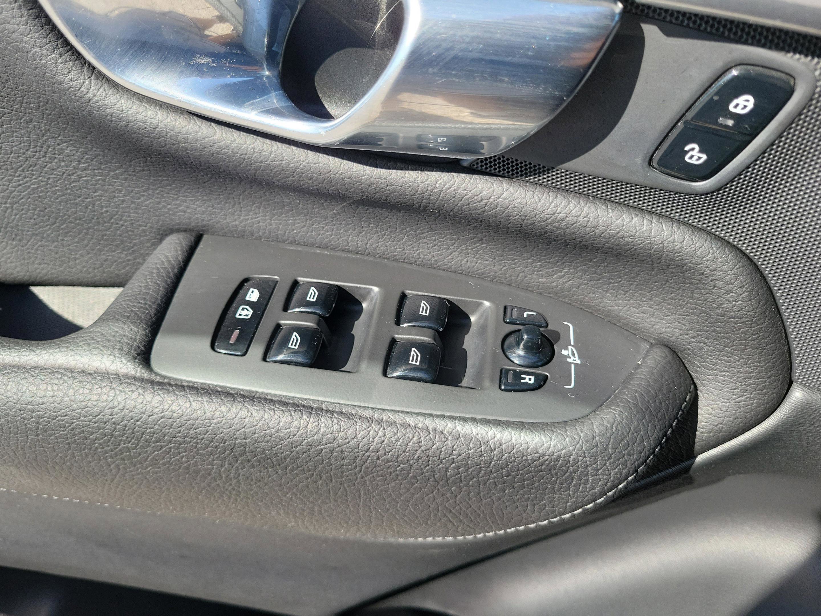 Used 2019 Volvo XC90 T6 Momentum w/ Protection Package Premier image 17