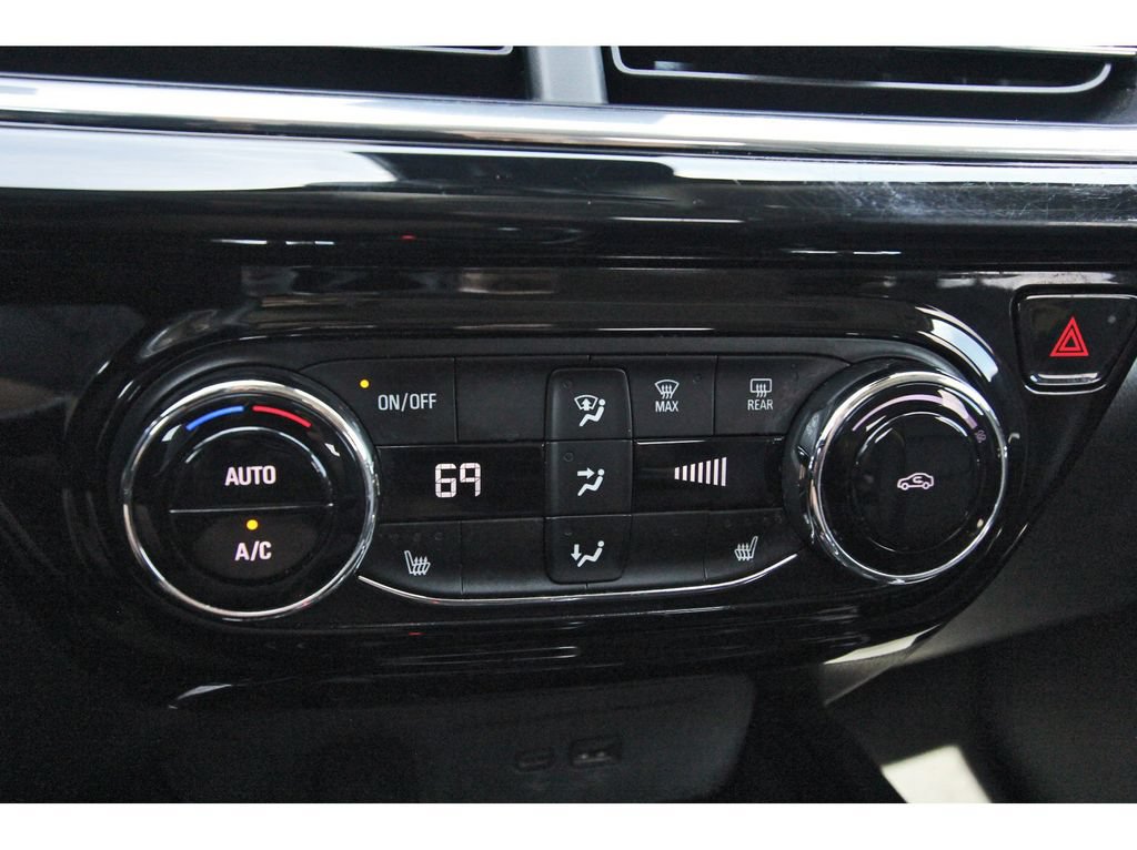 Used 2025 Chevrolet Trax ACTIV w/ Sunroof Package FWD image 23