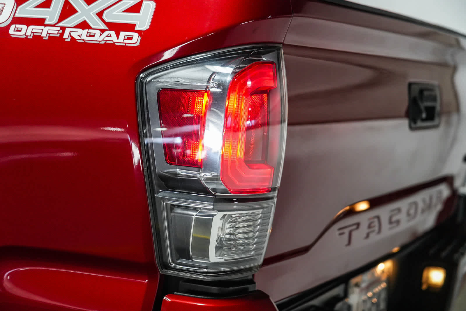 Used 2022 Toyota Tacoma TRD Off-Road w/ Technology Package AWD/4WD image 11