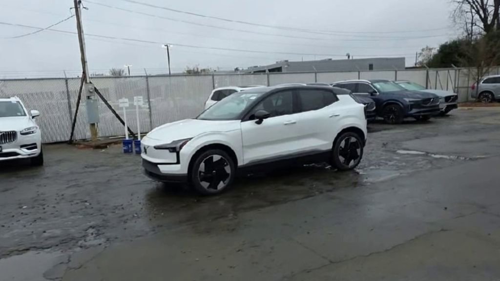 New 2025 Volvo EX30 Plus w/ Protection Package Premier image 4