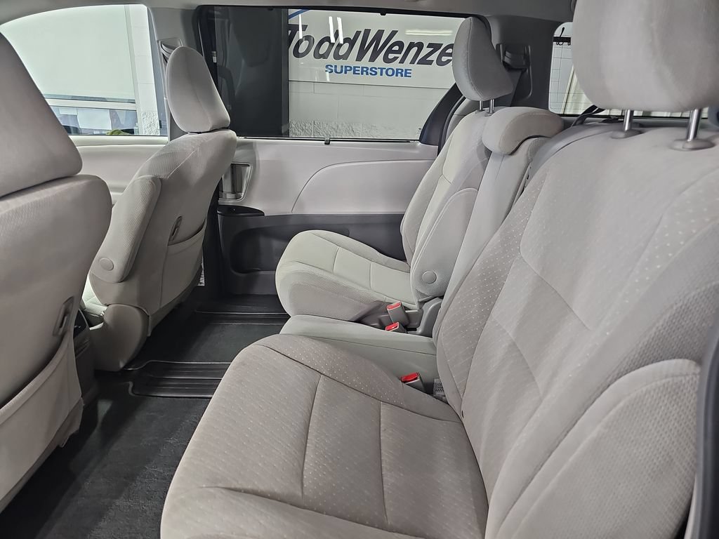 Used 2018 Toyota Sienna LE w/ Carpet Mat Package FWD image 18