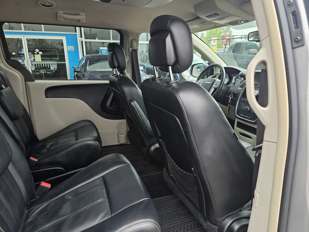 Used 2016 Chrysler Town & Country Touring image 16
