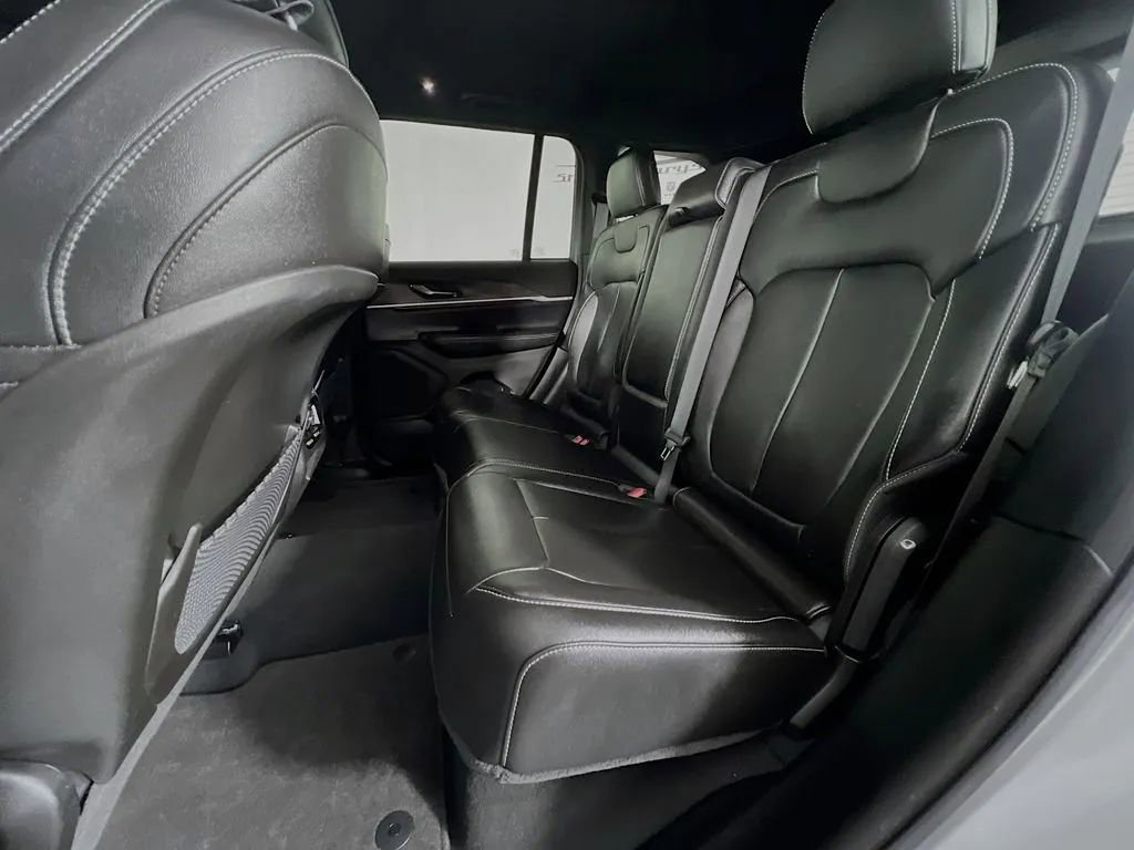 Used 2024 Jeep Grand Cherokee Limited w/ Black Appearance Package AWD/4WD image 26
