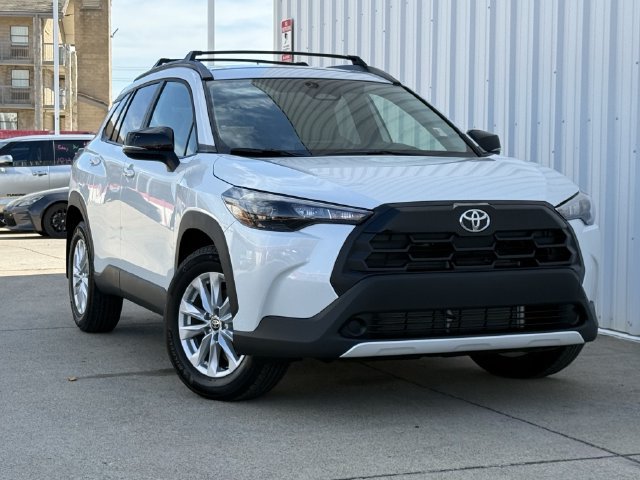 Used 2026 Toyota Corolla Cross LE FWD image 2