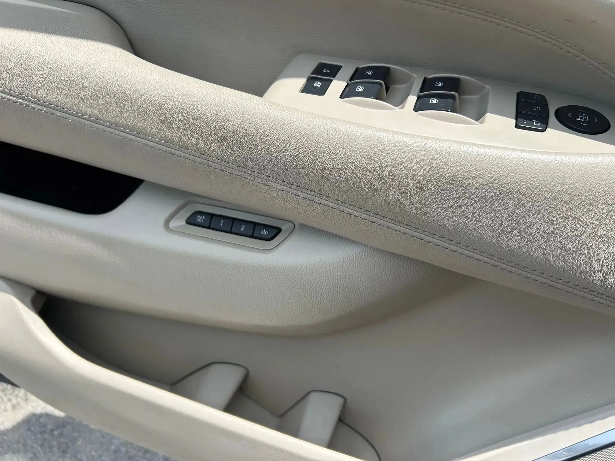 Used 2017 Cadillac Escalade ESV Premium Luxury image 31