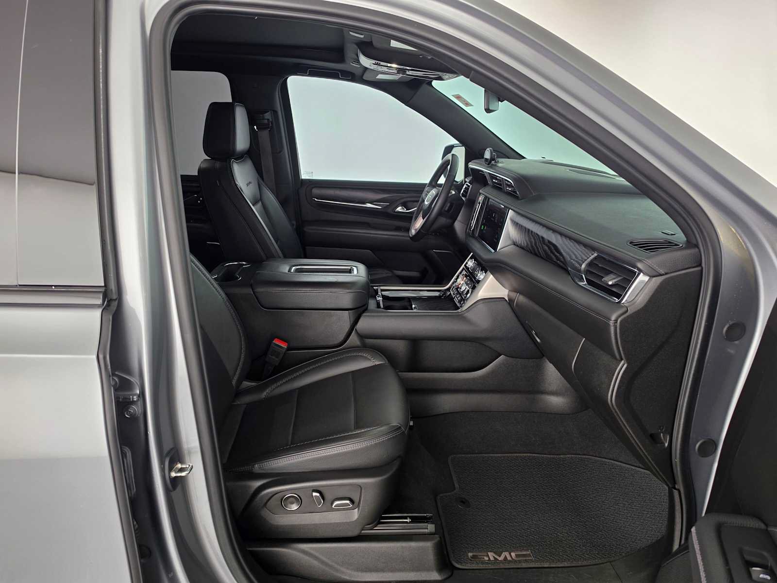 Used 2023 GMC Yukon XL Denali AWD/4WD image 10
