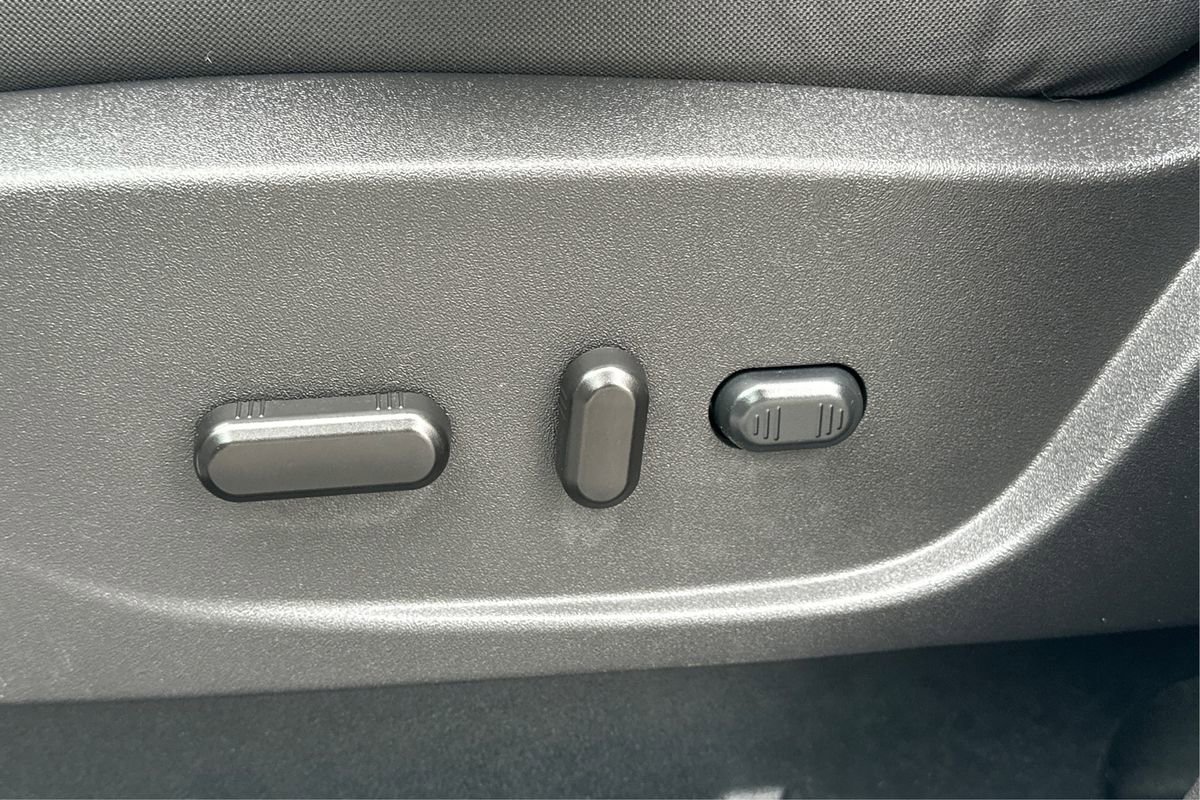 Used 2017 Ford C-MAX Energi SE w/ Equipment Group 401A image 18