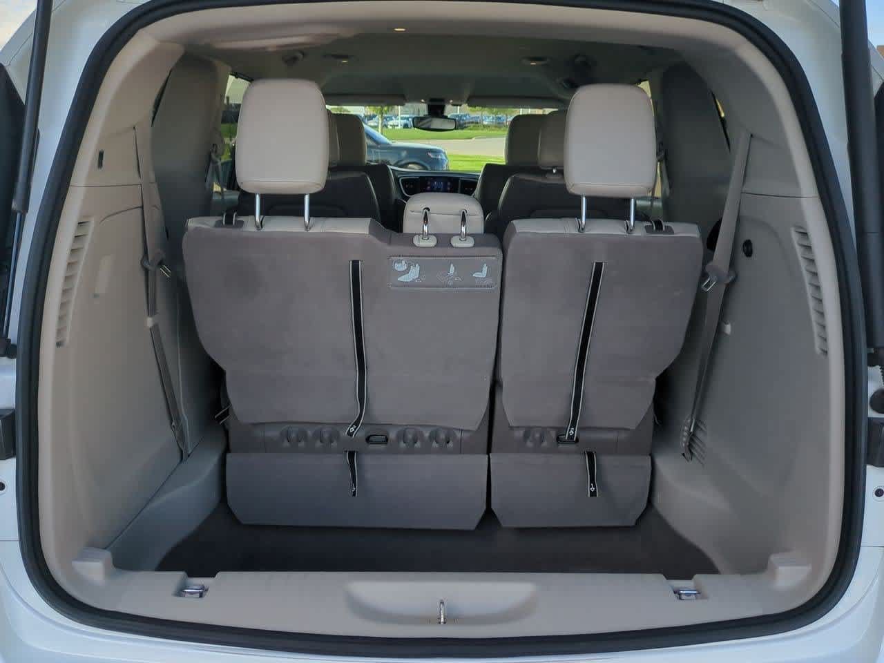 Used 2017 Chrysler Pacifica Touring-L FWD image 31
