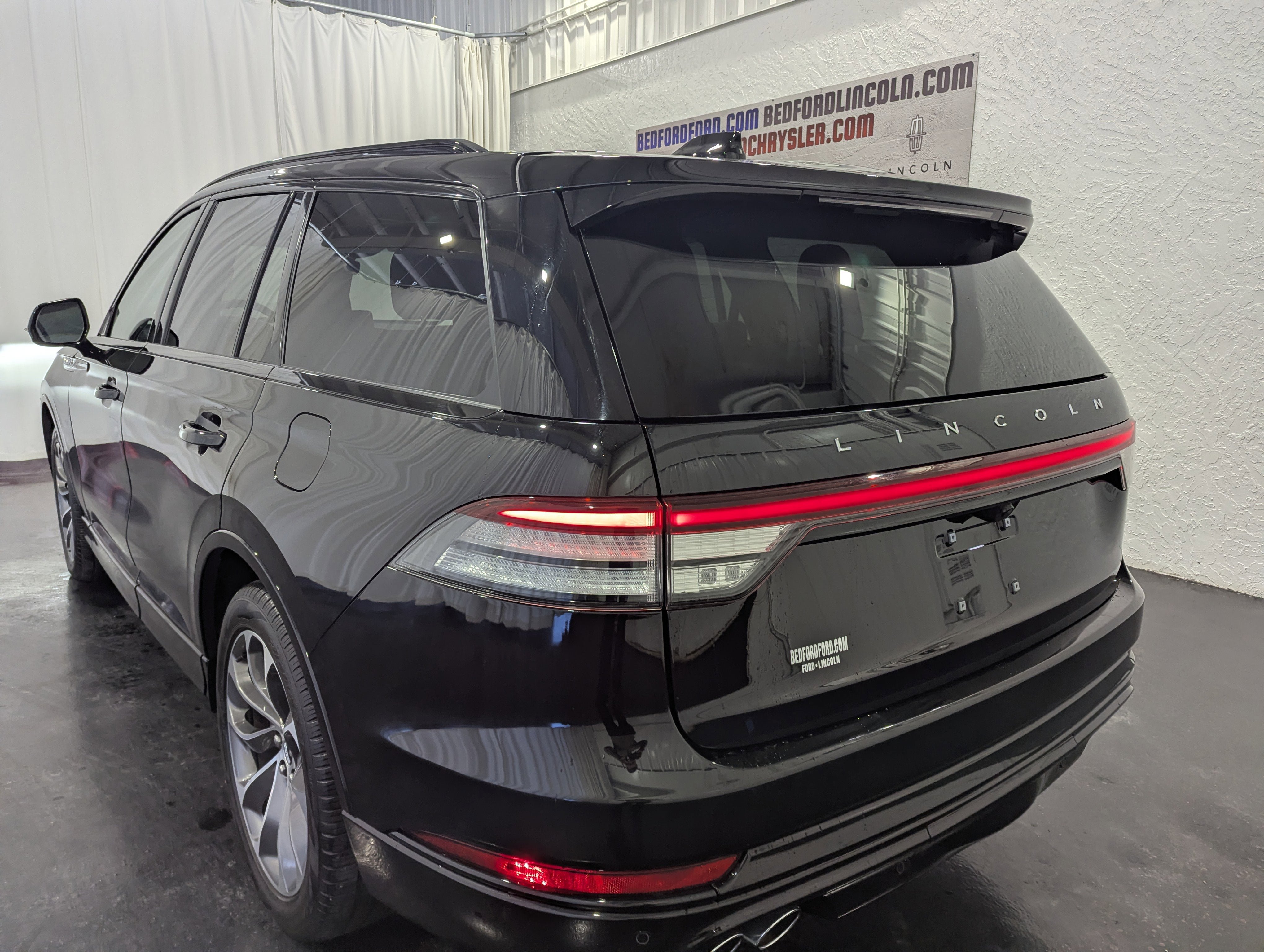 Used 2025 Lincoln Aviator AWD w/ Jet Appearance Package image 9