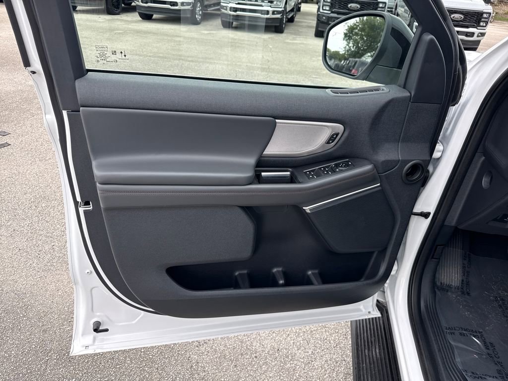 Used 2025 Ford Expedition Active RWD image 13