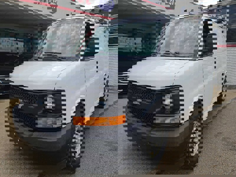 Used 2017 Chevrolet Express 2500 image 2