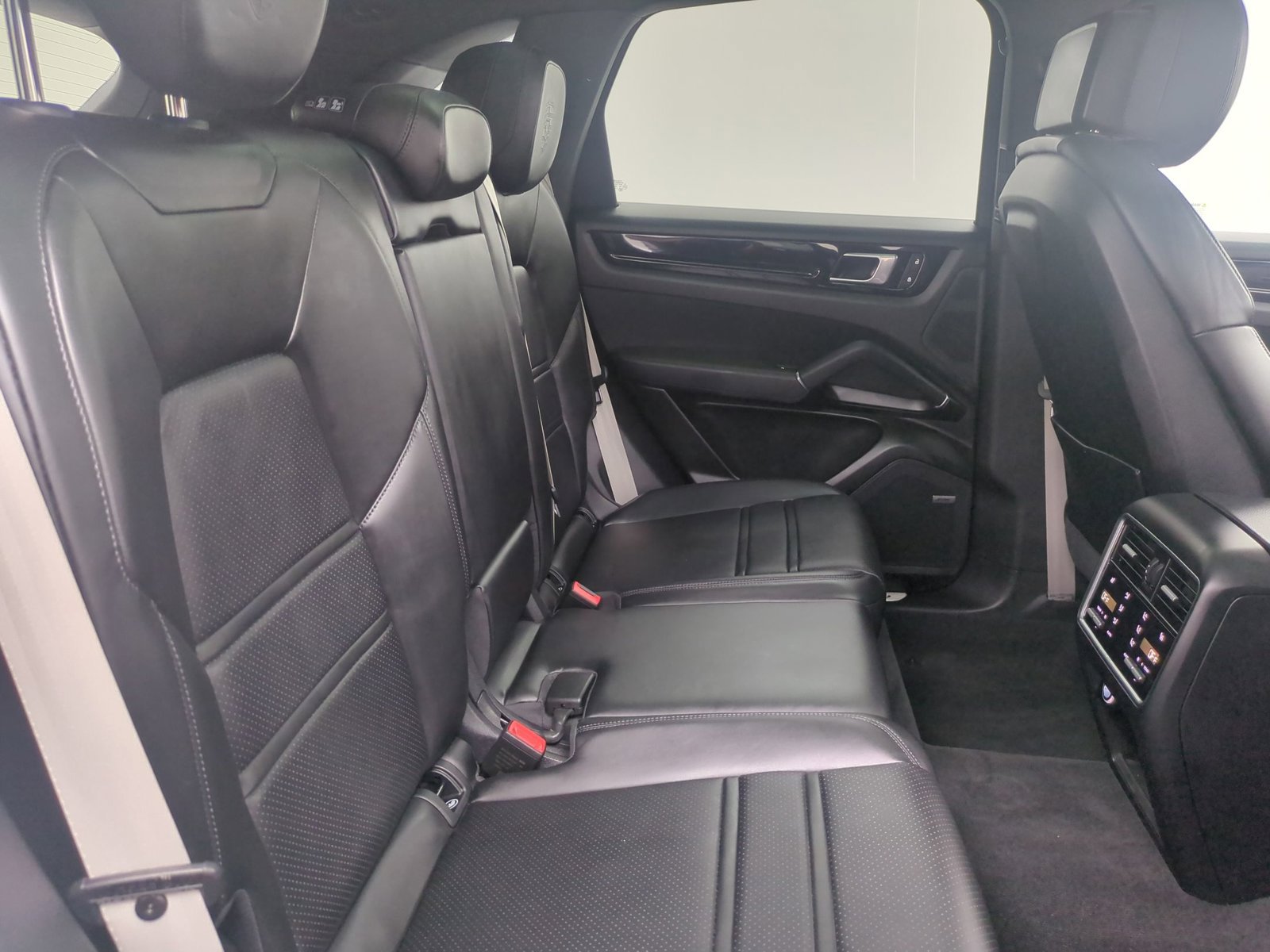 Certified 2022 Porsche Cayenne Platinum Edition AWD/4WD image 23