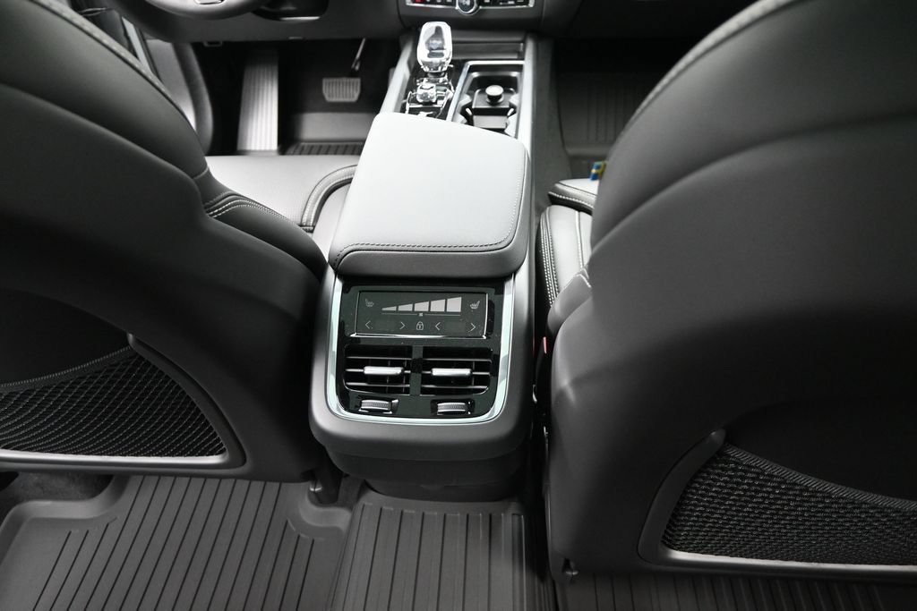 New 2026 Volvo XC60 B5 Ultra w/ Climate Package AWD/4WD image 19