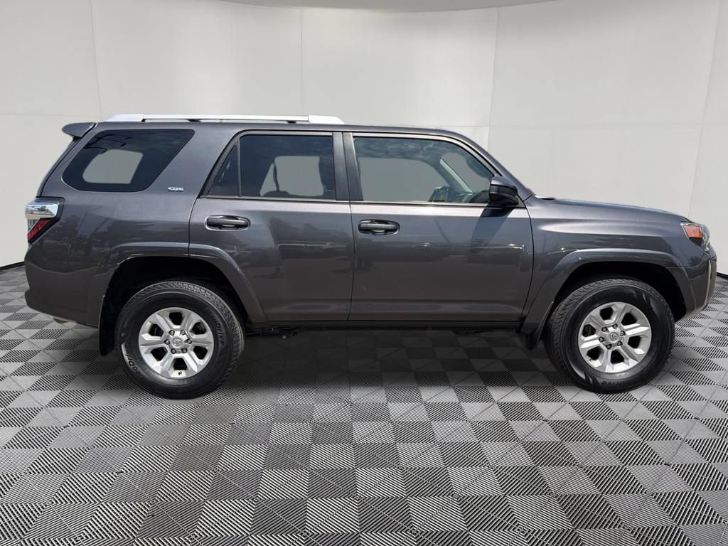 Used 2018 Toyota 4Runner SR5 AWD/4WD image 9