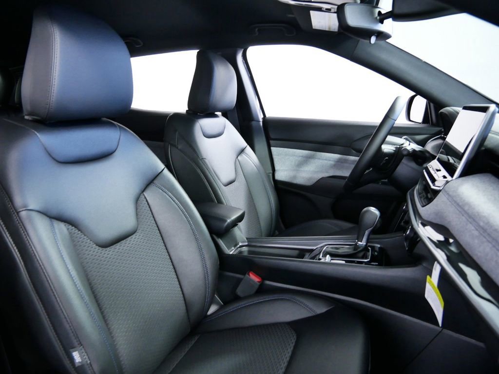 Used 2024 Jeep Compass Latitude image 21