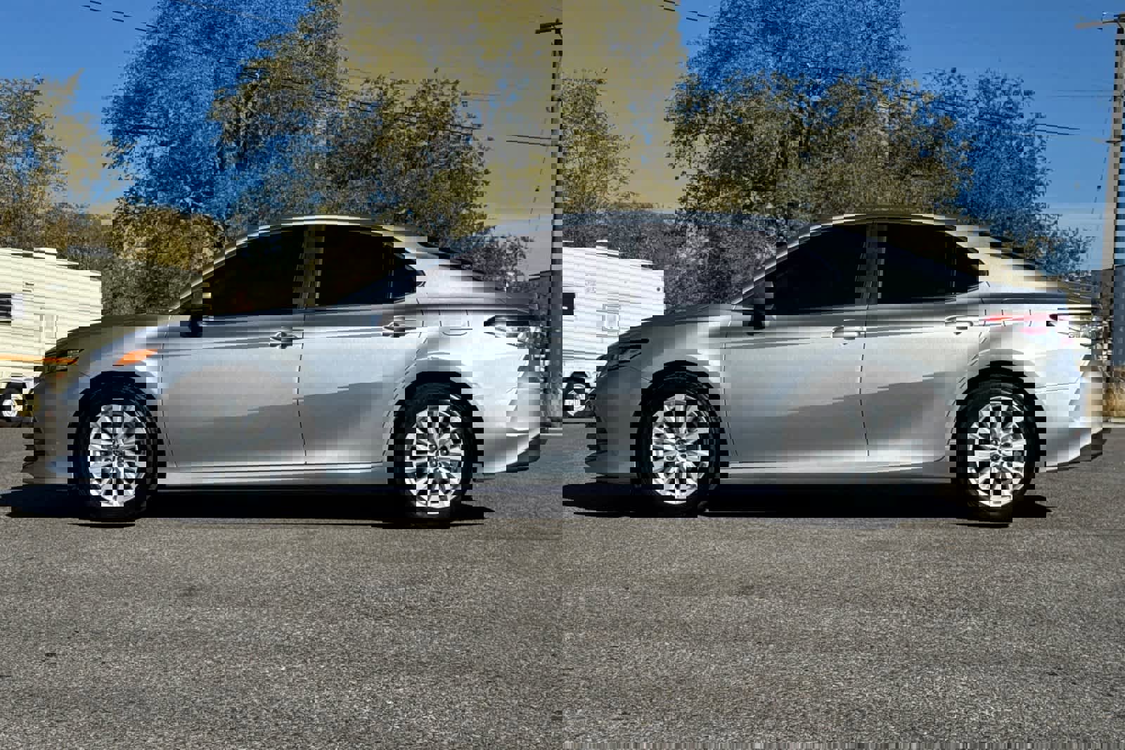 Used 2018 Toyota Camry LE image 5