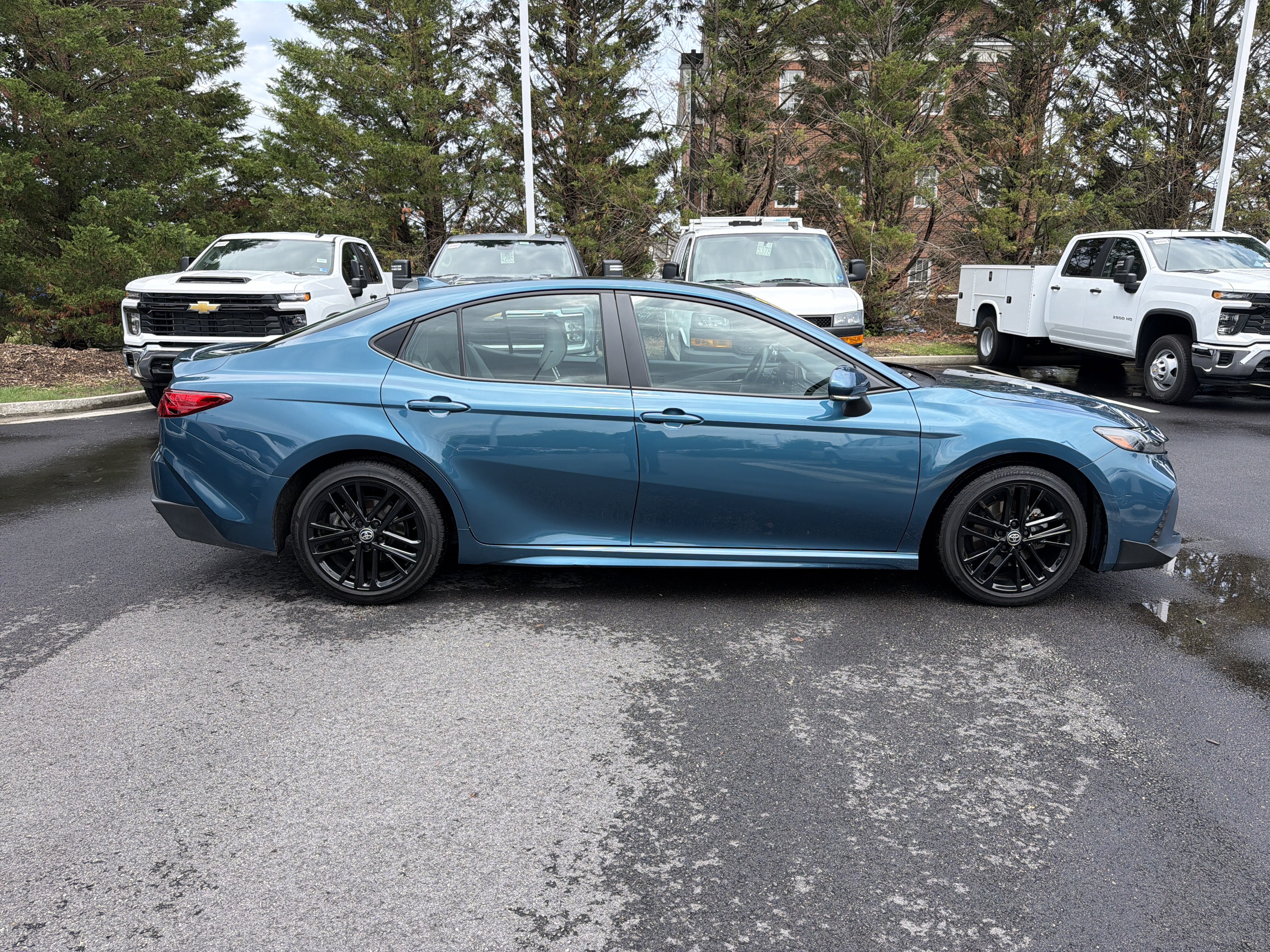 Used 2025 Toyota Camry SE FWD image 11