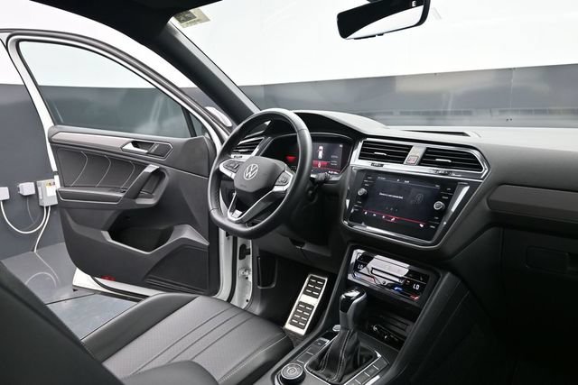 Used 2023 Volkswagen Tiguan SE R-Line AWD/4WD image 46