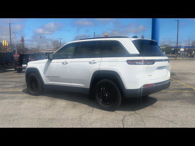Used 2023 Jeep Grand Cherokee Laredo w/ Trailer Tow Prep Group (B) AWD/4WD image 30