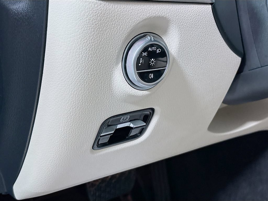 Used 2025 Mercedes-Benz C 300 Sedan image 10