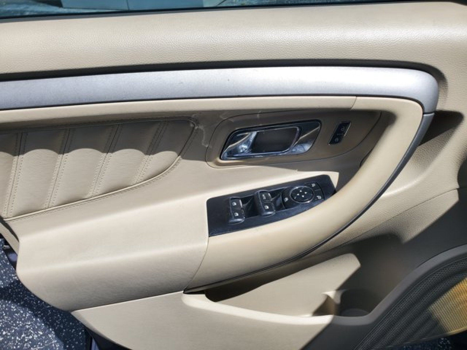 Used 2014 Ford Taurus SE FWD image 12