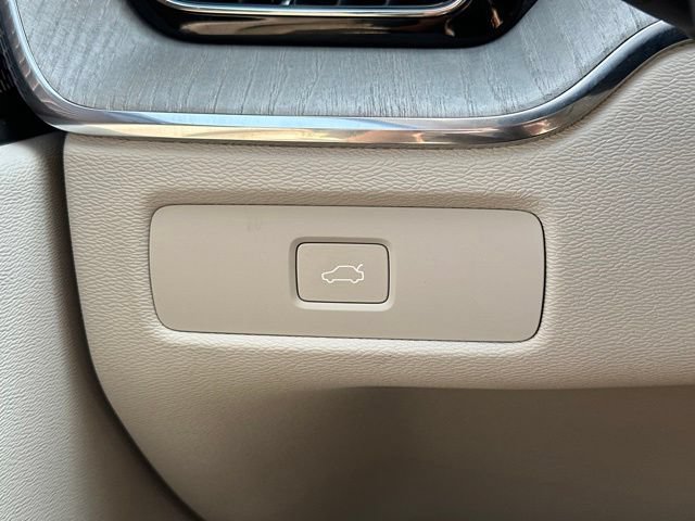Certified 2025 Volvo XC60 B5 Ultra w/ Protection Package Premier AWD/4WD image 31