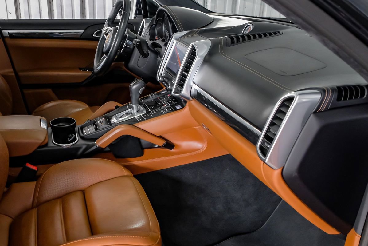 Used 2018 Porsche Cayenne Turbo image 11