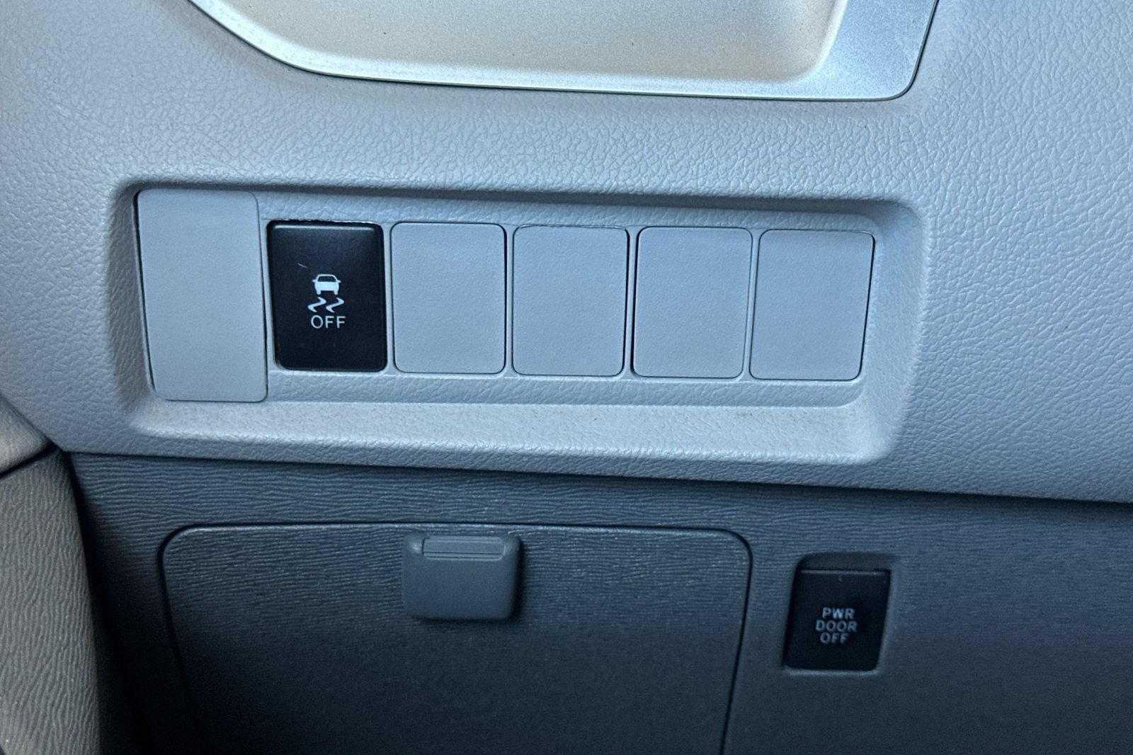 Certified 2018 Toyota Sienna LE w/ Carpet Mat Package FWD image 31