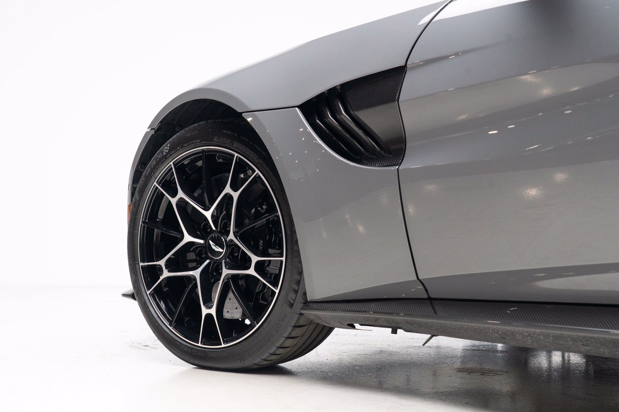 Used 2020 Aston Martin V8 Vantage AMR RWD image 87