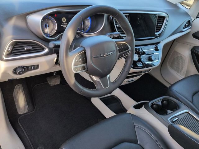 Used 2024 Chrysler Pacifica Touring-L image 11