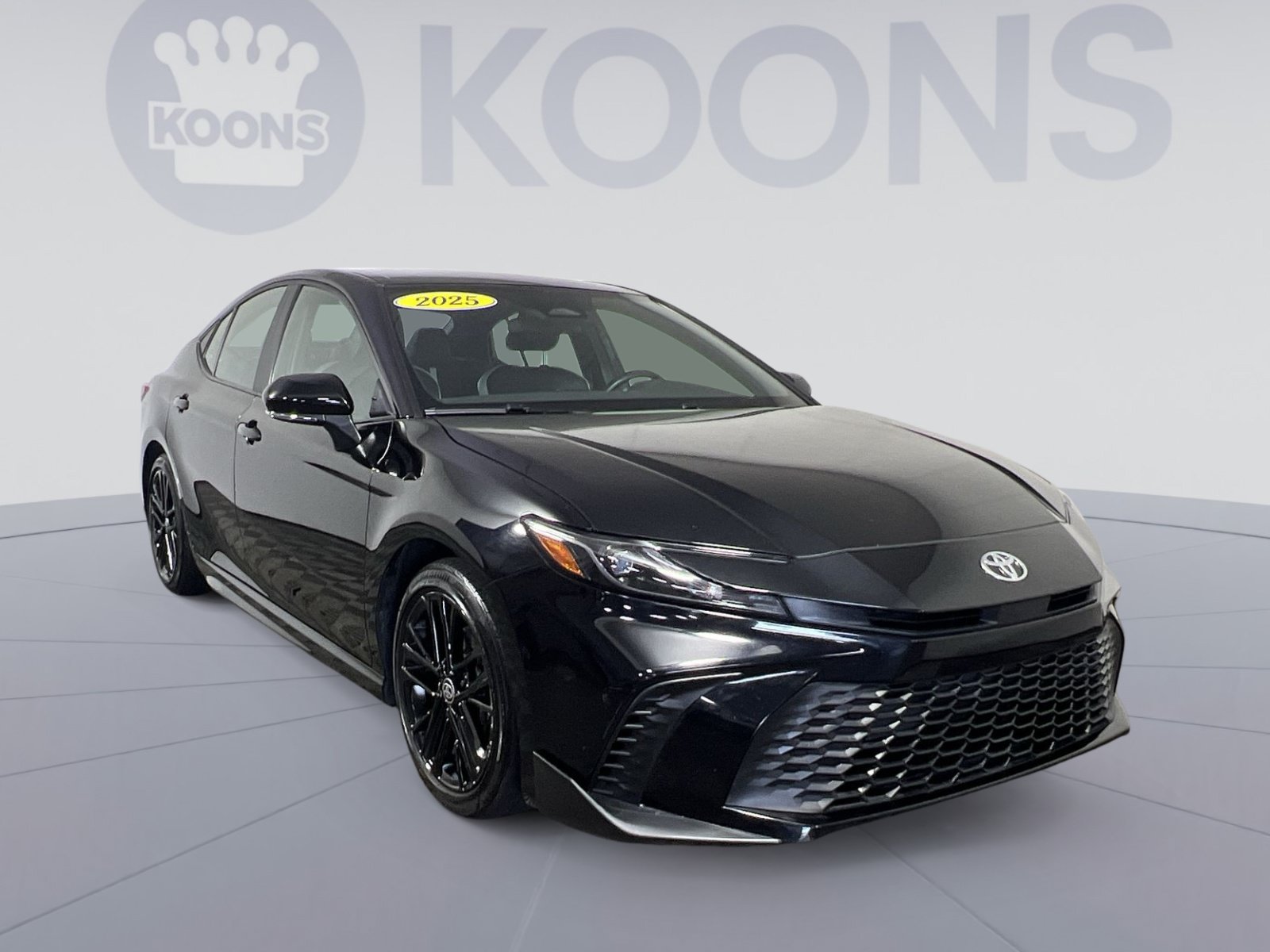 Used 2025 Toyota Camry SE FWD image 2