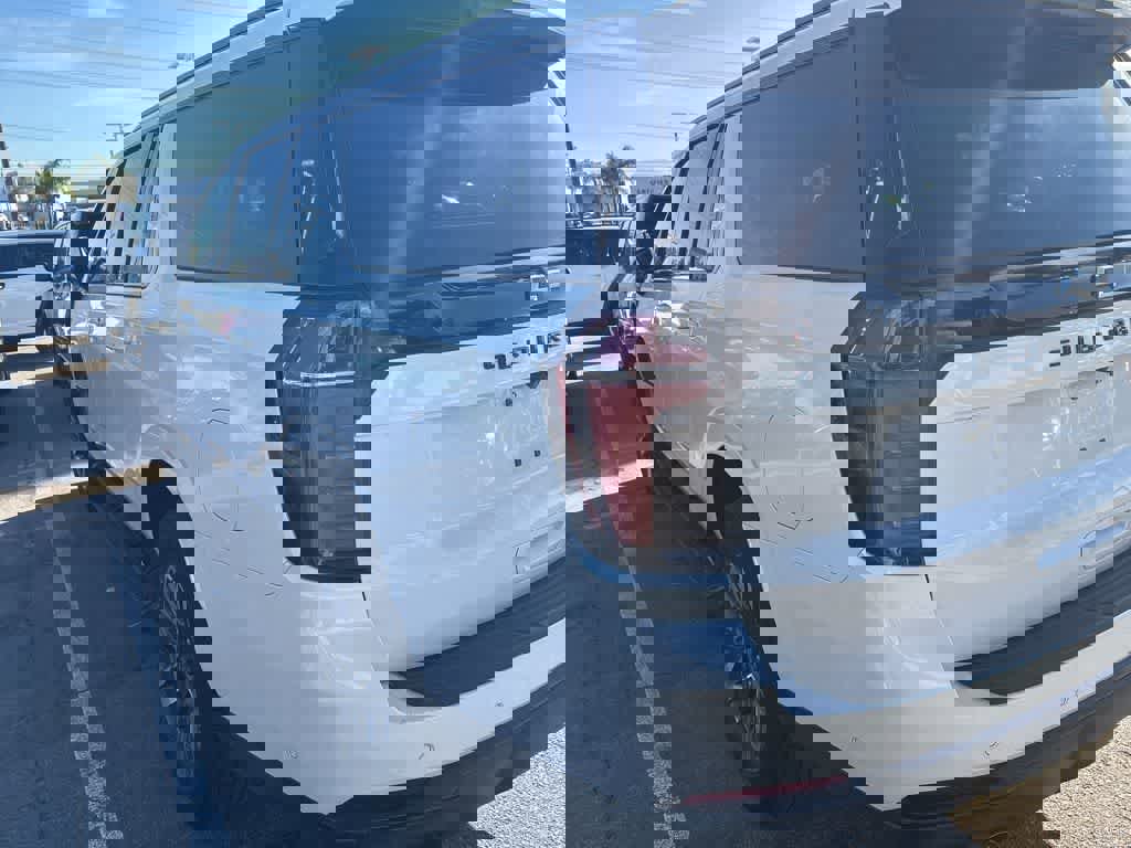 Used 2025 Chevrolet Suburban Z71 image 8