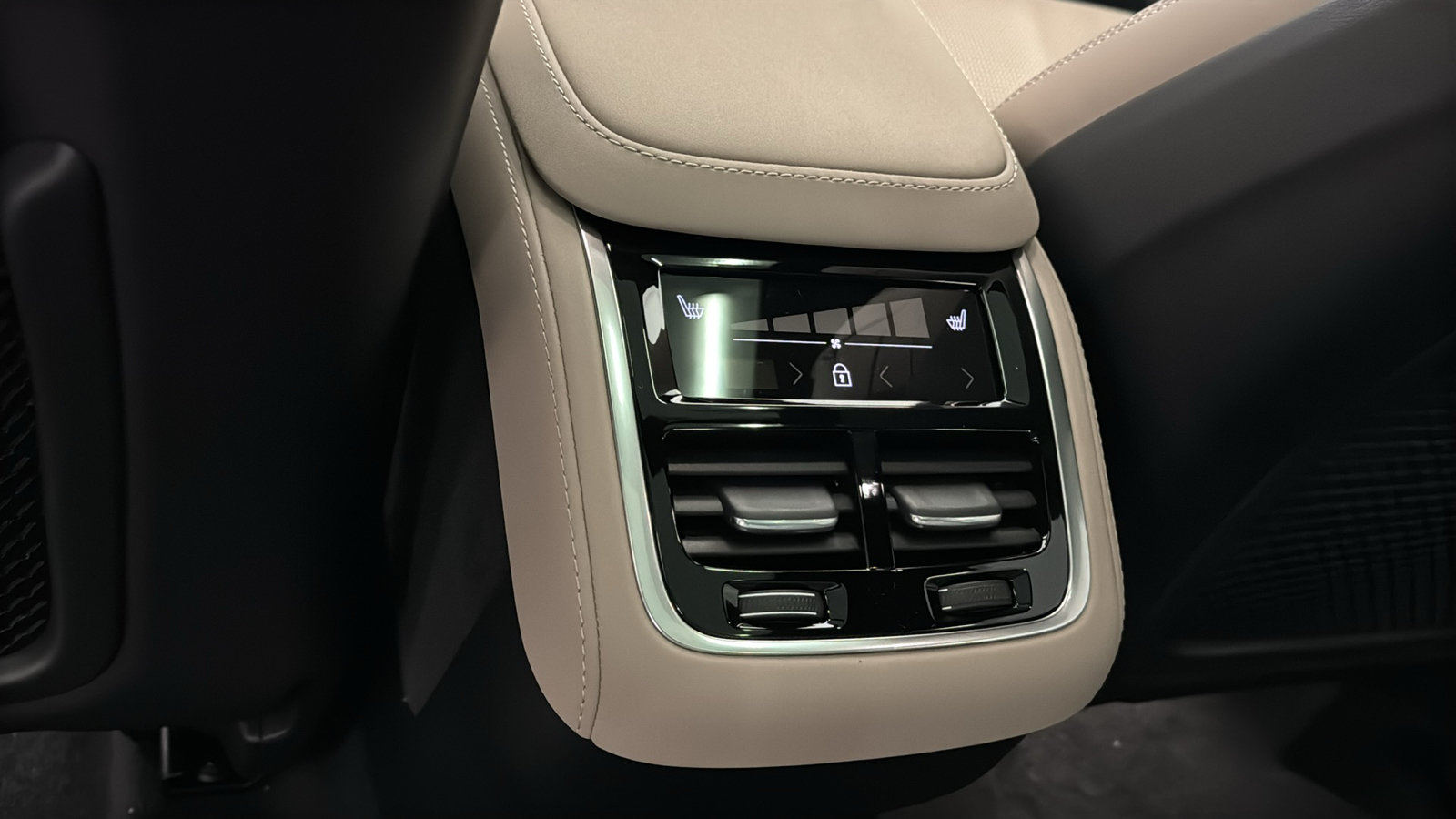 New 2027 Volvo XC90 B6 Ultra AWD/4WD image 28