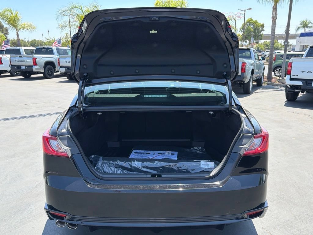 New 2026 Toyota Camry Hybrid FWD image 16