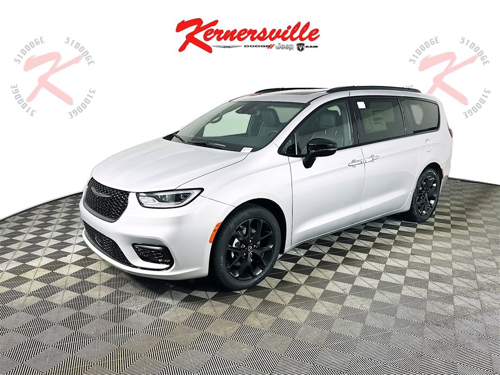 New 2026 Chrysler Pacifica Limited image 3