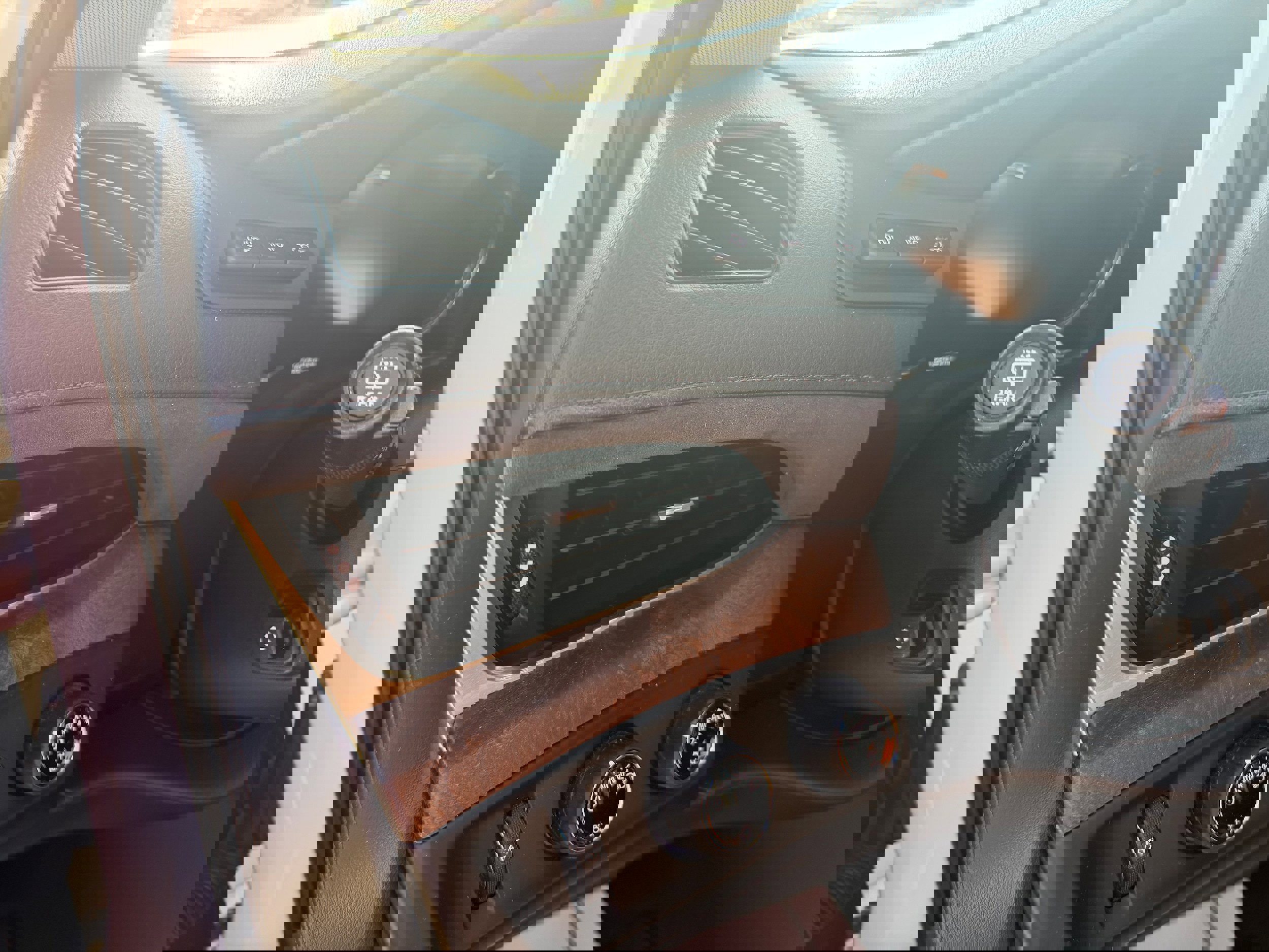 Used 2019 Cadillac Escalade ESV Premium Luxury image 16