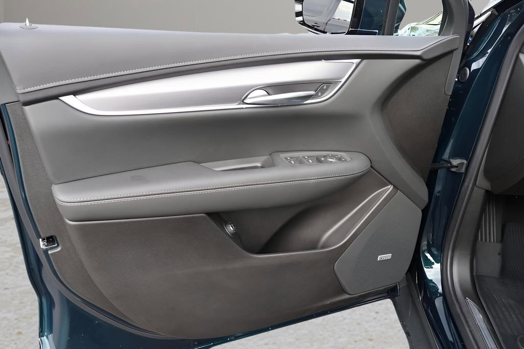 New 2026 Cadillac XT5 Luxury w/ LPO, ONYX Package FWD image 10