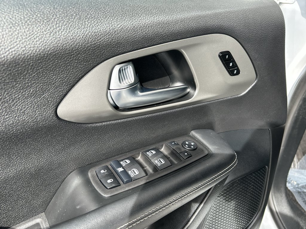 Used 2025 Chrysler Pacifica Select FWD image 16