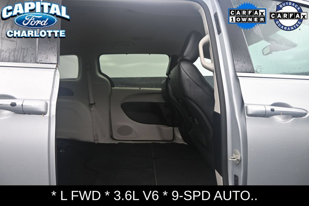 Used 2023 Chrysler Pacifica Touring-L FWD image 11