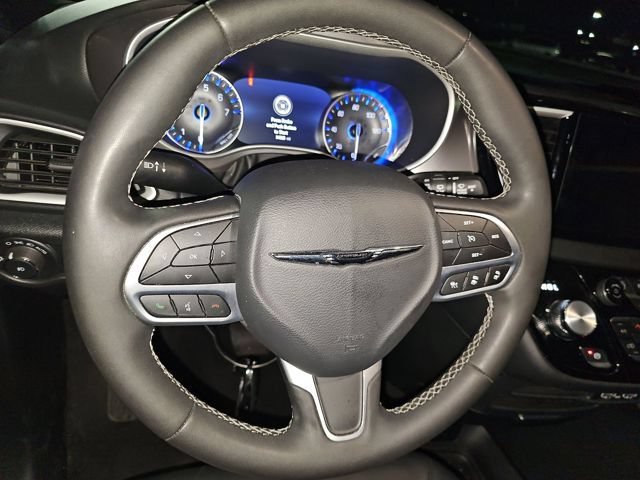 Used 2025 Chrysler Pacifica Select FWD image 8